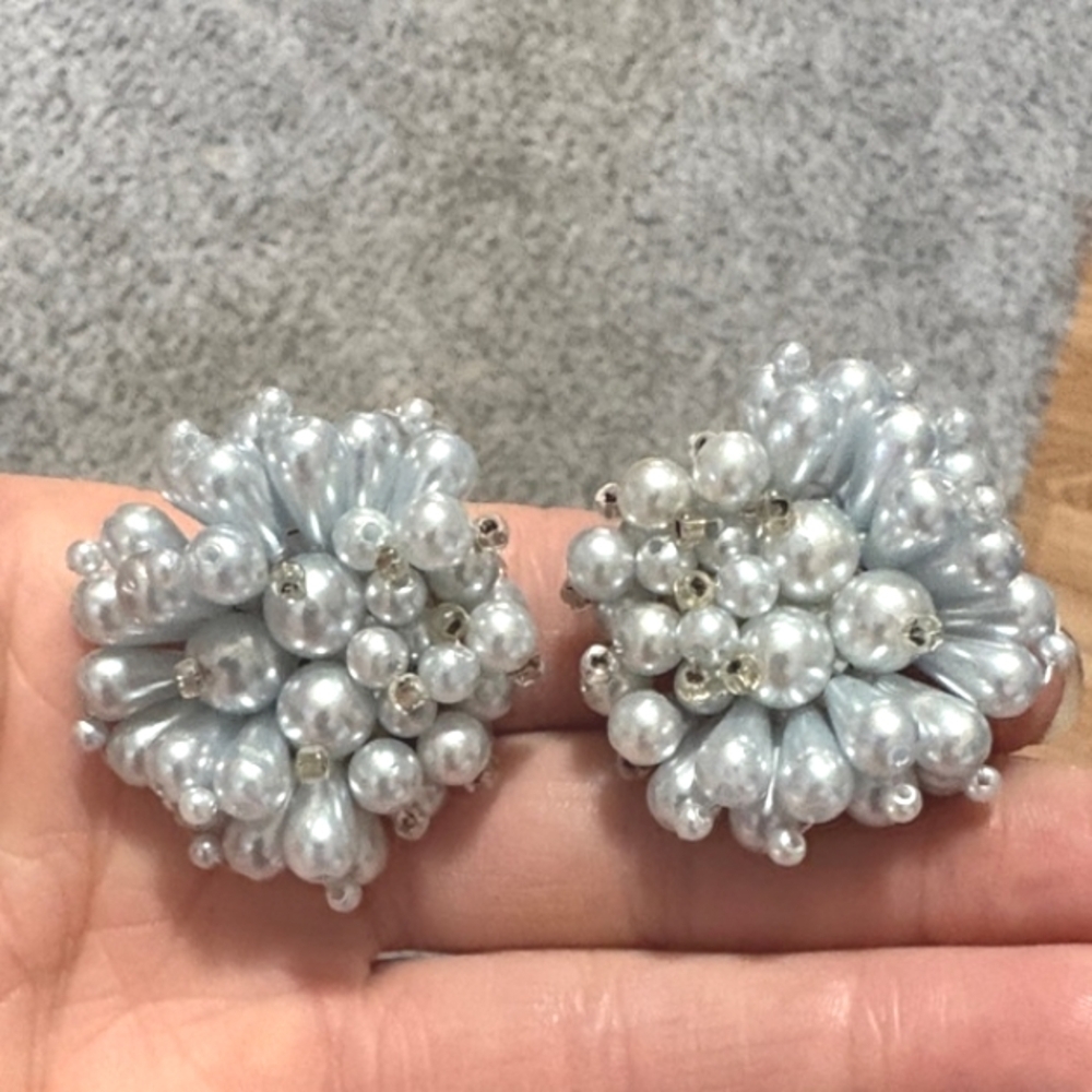 VINTAGE FAUX GRAY CLUSTERED PEARL SILVER-TONE CLIP-ON 1.4" EARRINGS - Picture 1 of 8